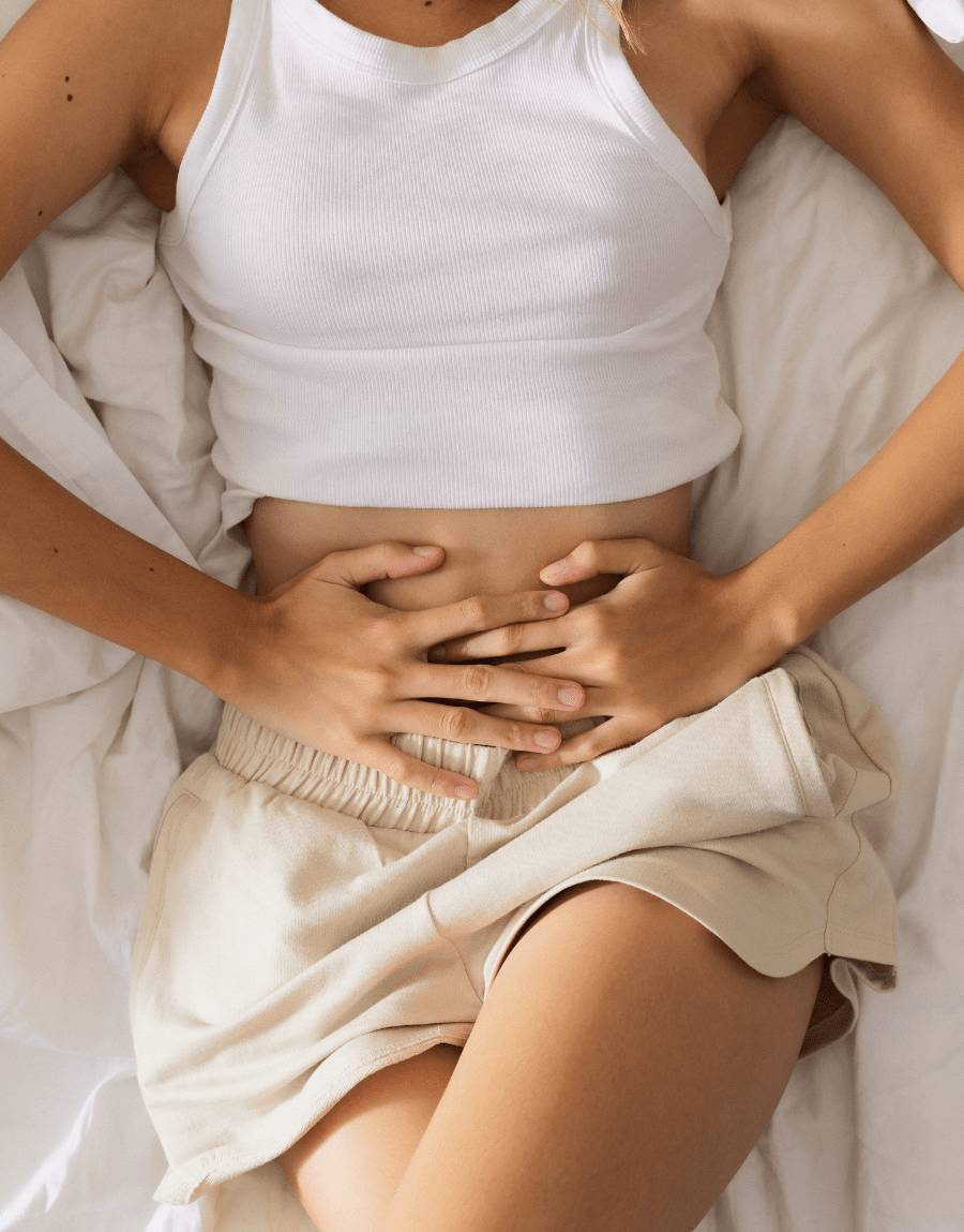 Endometriose: Frau mit Schmerzen im Unterleib
